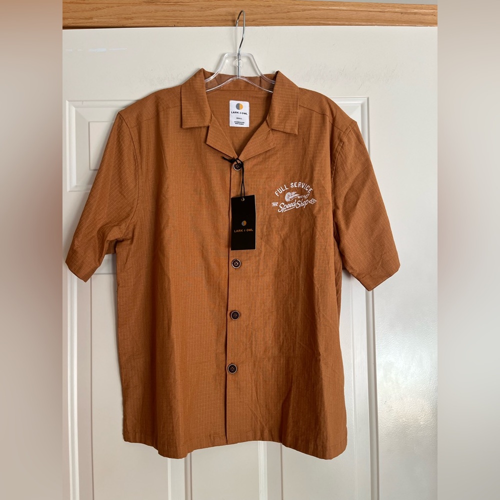 New men’s Lark & Owl burnt orange speed shop motorcycle camp shirt. Size small